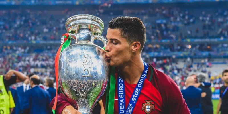 CR7 được công nhận là cầu thủ vĩ đại nhất đã từng tham các VCK Euro